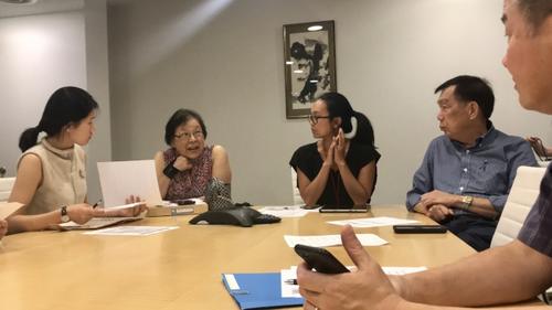 中國(guó)僑網(wǎng)美國(guó)芝加哥華埠“更好團(tuán)結(jié)聯(lián)盟”于16日在芝加哥華人咨詢(xún)服務(wù)處開(kāi)會(huì),探討新華埠高中學(xué)區(qū)劃分事宜。(美國(guó)《世界日?qǐng)?bào)》/董宇 攝)