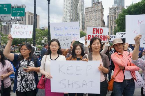 中國僑網(wǎng)華人家長集會支持保留特殊高中考試。(美國《僑報》資料圖)