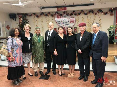 中國(guó)僑網(wǎng)柯提茲(右3)首訪華埠。(美國(guó)《僑報(bào)》/尹英姿 攝)