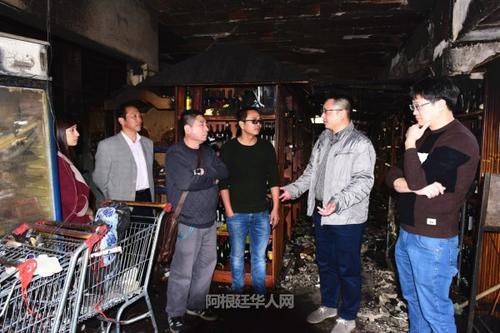 中國(guó)僑網(wǎng)領(lǐng)事陳志軍及興化同鄉(xiāng)聯(lián)誼總會(huì)成員,前往火災(zāi)超市進(jìn)行慰問。(阿根廷華人網(wǎng))