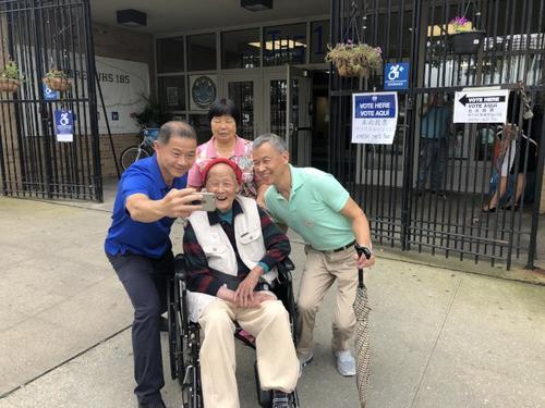 中國僑網(wǎng)劉醇逸(左)與97歲耆老李永照(中)及其家人自拍合影。(美國《世界日報(bào)》/陳小寧 攝)