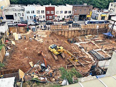 中國(guó)僑網(wǎng)慘劇中遭活埋工友尸體在泥堆中被發(fā)現(xiàn)。(美國(guó)《星島日?qǐng)?bào)》)