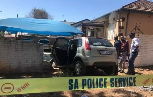 中國僑網(wǎng)被搶劫華人車輛沖入一戶民宅當(dāng)中(南非華人警民合作中心)