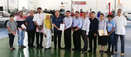 中國僑網(wǎng)張志堅(左六起)移交育才獨(dú)中繼績開辦汽修科的批準(zhǔn)信給育才獨(dú)中校長蘇民勝。(馬來西亞《星洲日報》)