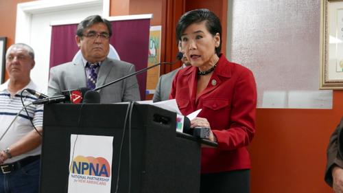 中國僑網(wǎng)趙美心分享自己母親入籍的故事。(美國《世界日?qǐng)?bào)》/李雪 攝)