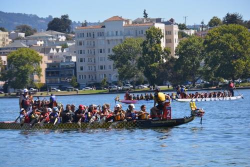 中國(guó)僑網(wǎng)第23屆北加國(guó)際龍舟節(jié)有大批隊(duì)伍參賽。(美國(guó)《世界日?qǐng)?bào)》/劉先進(jìn) 攝)