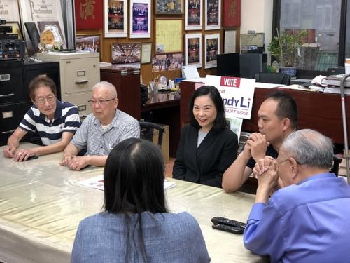 中國(guó)僑網(wǎng)美國(guó)華裔律師李昌永在李氏總分所謝票。 (美國(guó)《世界日?qǐng)?bào)》╱洪群超 攝)