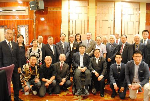 中國僑網(wǎng)美國洛杉磯縣警局局長麥克唐納(Jim McDonnell)與商界領(lǐng)袖,小區(qū)領(lǐng)袖們一共60人舉行聚餐。(美國《星島日報》/李青蔚 攝)