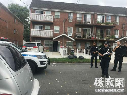 中國僑網(wǎng)圖為一樓大門敞開的多家庭房屋為案發(fā)華人月子中心。(僑報記者張晶攝)