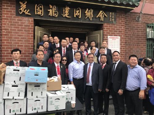 中國僑網(wǎng)美國福建同鄉(xiāng)會聯(lián)合43個福建僑團(tuán)再次舉辦慶中秋發(fā)月餅活動,向民眾分發(fā)2600份福州月餅。(美國《世界日報》/和釗宇 攝影)