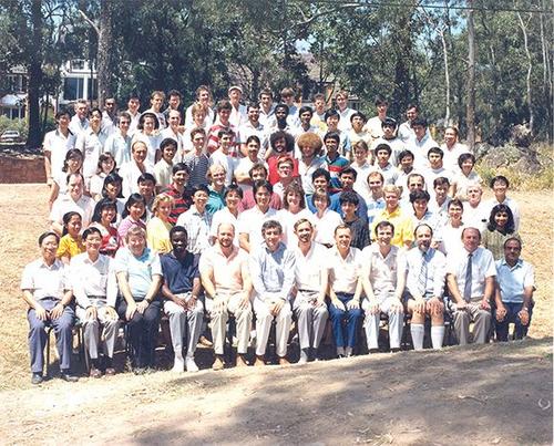 中國僑網留學期間逯高清與系里師生合影