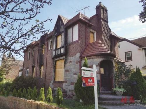 中國僑網(wǎng)突發(fā)大火的待售空屋。(紐約《僑報》/張晶 攝)