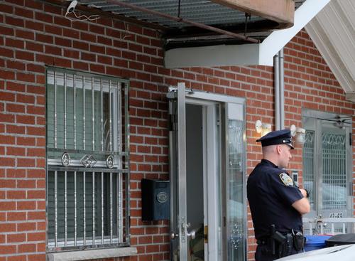 中國僑網(wǎng)月子中心血案發(fā)生時,該樓宇門口有警員把守。(美國《世界日報》檔案照)