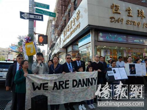 中國僑網(wǎng)陳寶強(講話者)追憶陳宇暉。(美國《僑報》 尹英姿攝)