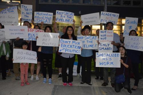 中國僑網(wǎng)眾多華裔家長和小區(qū)人士對廢除特殊高中入學考試(SHSAT)表達不滿。(美國《世界日報》╱牟蘭 攝)