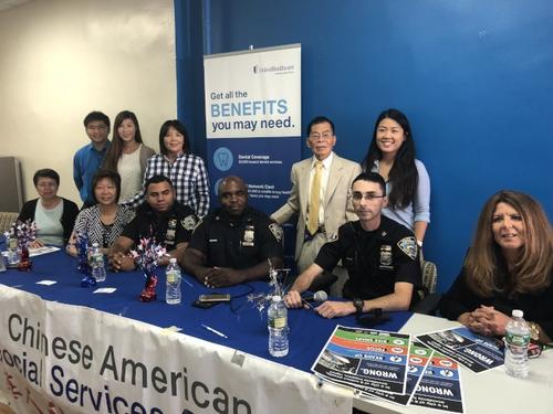 中國(guó)僑網(wǎng)紐約市警62分局三名警員向華裔耆老說明出行安全。(美國(guó)《世界日?qǐng)?bào)》/張晨 攝)