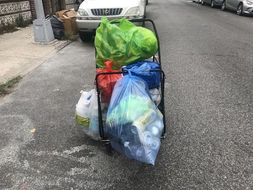 中國僑網(wǎng)華人小區(qū)常見拾荒者撿拾瓶罐。(美國《世界日報》/牟蘭 攝)