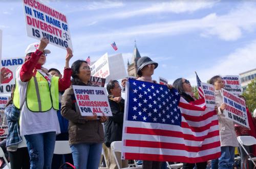 中國僑網(wǎng)14日華人加入了在波士頓反哈佛對亞裔招生不公的集會。(美國《僑報》)