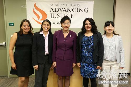 中國僑網(wǎng)美國國會眾議員趙美心(中)和多位會議發(fā)言人合影。(美國《僑報》/高睿 攝)