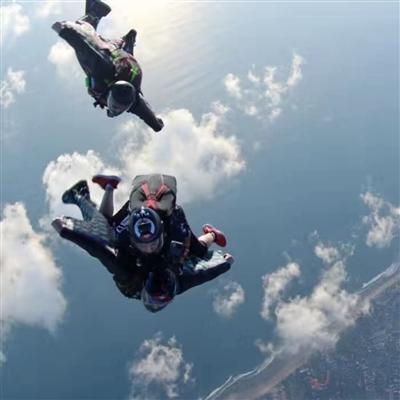 中國僑網(wǎng)劉勇翱翔在巴厘島的天空