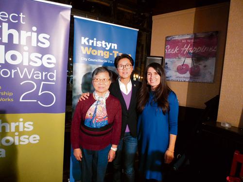 中國僑網(wǎng)連任成功的多市議員黃慧文(中)。(加拿大《星島日報》)