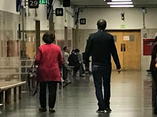 中國僑網(wǎng)受害華人婦女邱女士(左)在兒子陪同下,到庭作證。(美國《世界日報》/李秀蘭 攝)