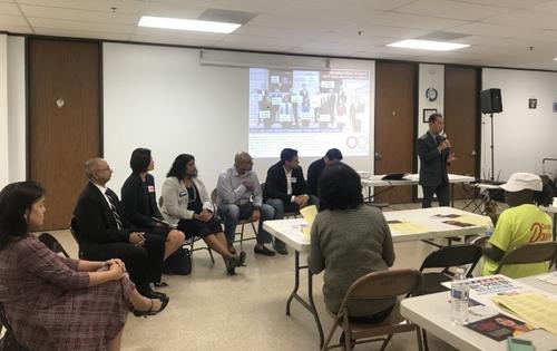 中國僑網(wǎng)參與的候選人聆聽德州第149區(qū)眾議員Hupert Vo(右)發(fā)言。(美國《世界日報》/聶晶晶 攝)