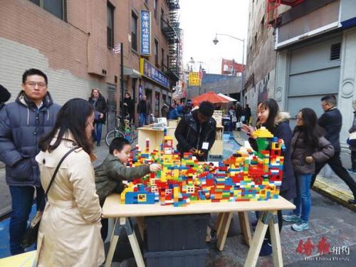 中國僑網(wǎng)華裔孩童試玩樂高。(美國《僑報(bào)》/尹英姿 攝)