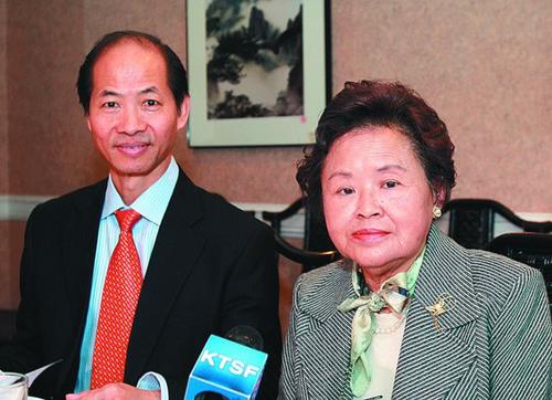 中國僑網(wǎng)祖炳民教授夫人傅虹霖(右)過世。 (美國《世界日報》檔案照)