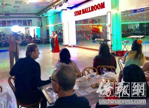 中國僑網美國洛杉磯單身新移民在蒙市的雙十一活動上互動。(美國《僑報》/翁羽 攝)