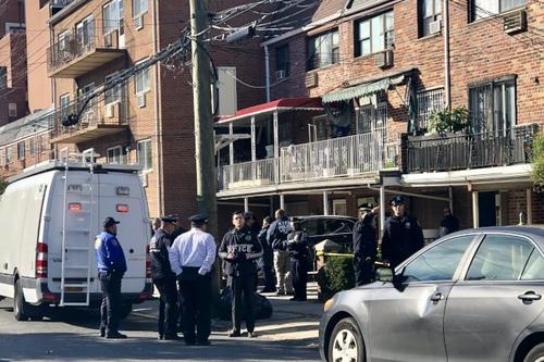 中國(guó)僑網(wǎng)紐約109分局局長(zhǎng)夏因率大批警員在現(xiàn)場(chǎng)調(diào)查。(美國(guó)《世界日?qǐng)?bào)》/朱蕾 攝)