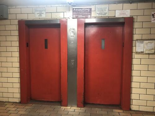 中國僑網(wǎng)案發(fā)樓內(nèi)配有兩部電梯且空間較小。 (美國《世界日報》/張晨 攝)