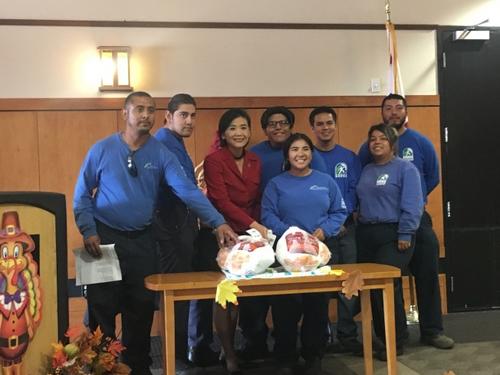 中國(guó)僑網(wǎng)美國(guó)聯(lián)邦眾議員趙美心(左三)今年送出170只火雞。(美國(guó)《世界日?qǐng)?bào)》/林佩錦 攝)