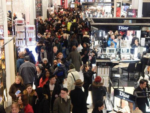 中國僑網(wǎng)曼哈頓中城先驅廣場的梅西旗艦店人山人海。(圖片來源:僑報記者尹英姿攝)