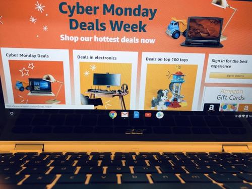 中國僑網(wǎng)美國“網(wǎng)購星期一”預(yù)計將會創(chuàng)下78億美元的新紀(jì)錄。(美國《世界日報》/顏嘉瑩 攝)