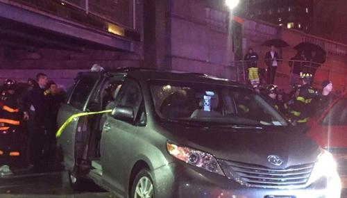 中國僑網(wǎng)廂型車沖上科西街市場人行道。(記者張筠/攝影)