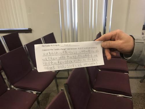 中國(guó)僑網(wǎng)民眾在伊州“保護(hù)移民家庭”意見(jiàn)卡中標(biāo)書(shū)反對(duì)“公共負(fù)擔(dān)”法規(guī)的緣由。(記者董宇╱攝影)