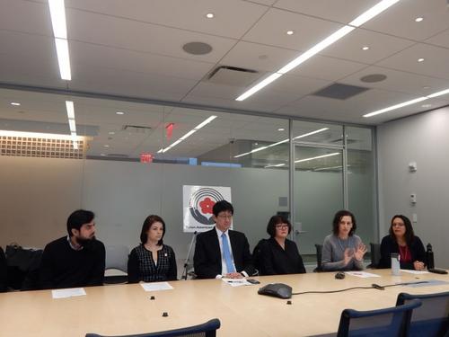 中國僑網(wǎng)紐約市長移民事務(wù)辦公室主任莫絲托菲莫絲托菲(右2)和Jo-Ann Yoo(右3)提醒華裔民眾現(xiàn)階段無須過分擔(dān)憂擴(kuò)大公共負(fù)擔(dān)新政策提案。(美國《世界日報(bào)》/尹英姿 攝)