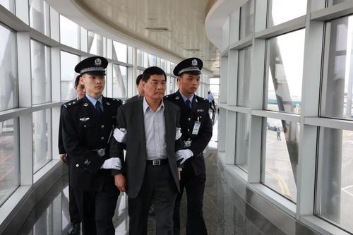 中國僑網(wǎng)犯罪嫌疑人鄭東強(qiáng)被押解下飛機(jī)(廈門市紀(jì)委監(jiān)委 張威 攝)