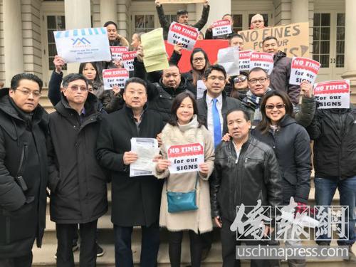 中國僑網(wǎng)紐約華裔商家代表們。(美國《僑報》/華夏美佳 攝)