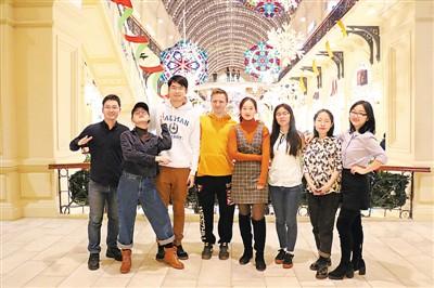 中國僑網(wǎng)何海洋(左一)和團隊成員