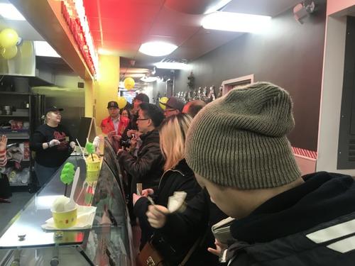中國僑網(wǎng)“法拉盛雪糕行”開幕受到民眾熱捧。(美國《世界日報》/牟蘭 攝)