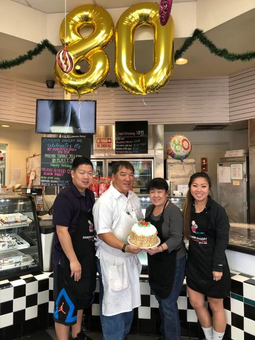 中國僑網(wǎng)如今由陳氏家族第二代七位堂兄弟姊妹共同經(jīng)營的洛杉磯華埠雙鳳餅家(Phoenix Bakery),1938年創(chuàng)立至今屆滿80年,生意依然鼎盛。(美國《世界日報》/胡清揚 攝)