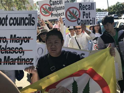 中國僑網(wǎng)8日上午,數(shù)百名民眾在美國艾爾蒙地市進(jìn)行抗議游行。(美國《僑報》/聶達(dá) 攝)