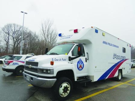 中國(guó)僑網(wǎng)臨時(shí)指揮部車輛。(加拿大《明報(bào)》)