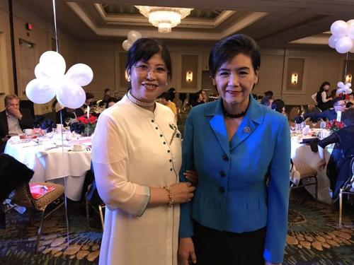 中國僑網(wǎng)江風(fēng)年和國會眾議員趙美心一起合影。僑報記者高睿攝