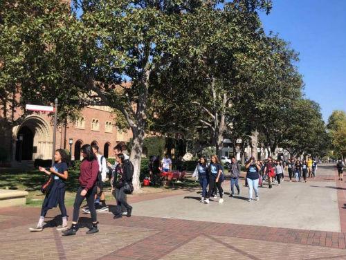 中國(guó)僑網(wǎng)美國(guó)南加州某高校校園內(nèi)的學(xué)生。(美國(guó)《僑報(bào)》/王珂瑩 攝)