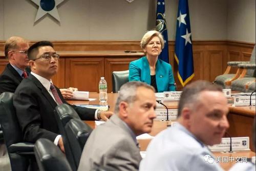 中國僑網(wǎng)劉煒(左二)隨沃倫訪問馬薩諸塞州Hanscom空軍基地。(美國中文網(wǎng)微信公眾號(hào))