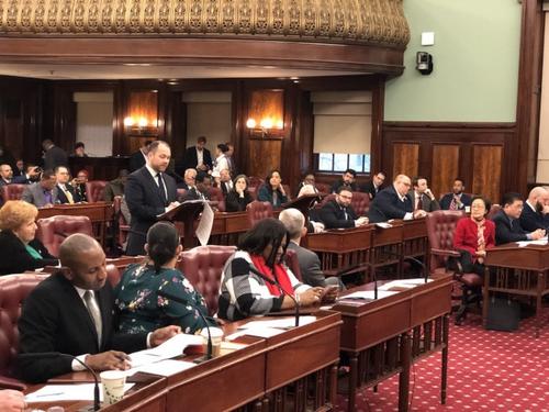 中國僑網(wǎng)市議會13日表決通過允許部分地區(qū)試點(diǎn)地庫及地窖改建住宅合法出租法案。(美國《世界日報(bào)》/洪群超 攝)