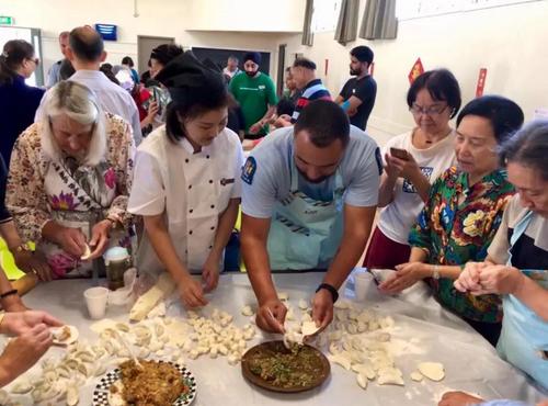 中國僑網(wǎng)新西蘭警察跟華人學包餃子。(新西蘭天維網(wǎng))